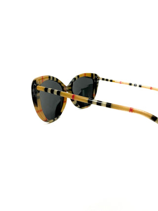 Burberry Sunglasses with Classic Vintage Frame